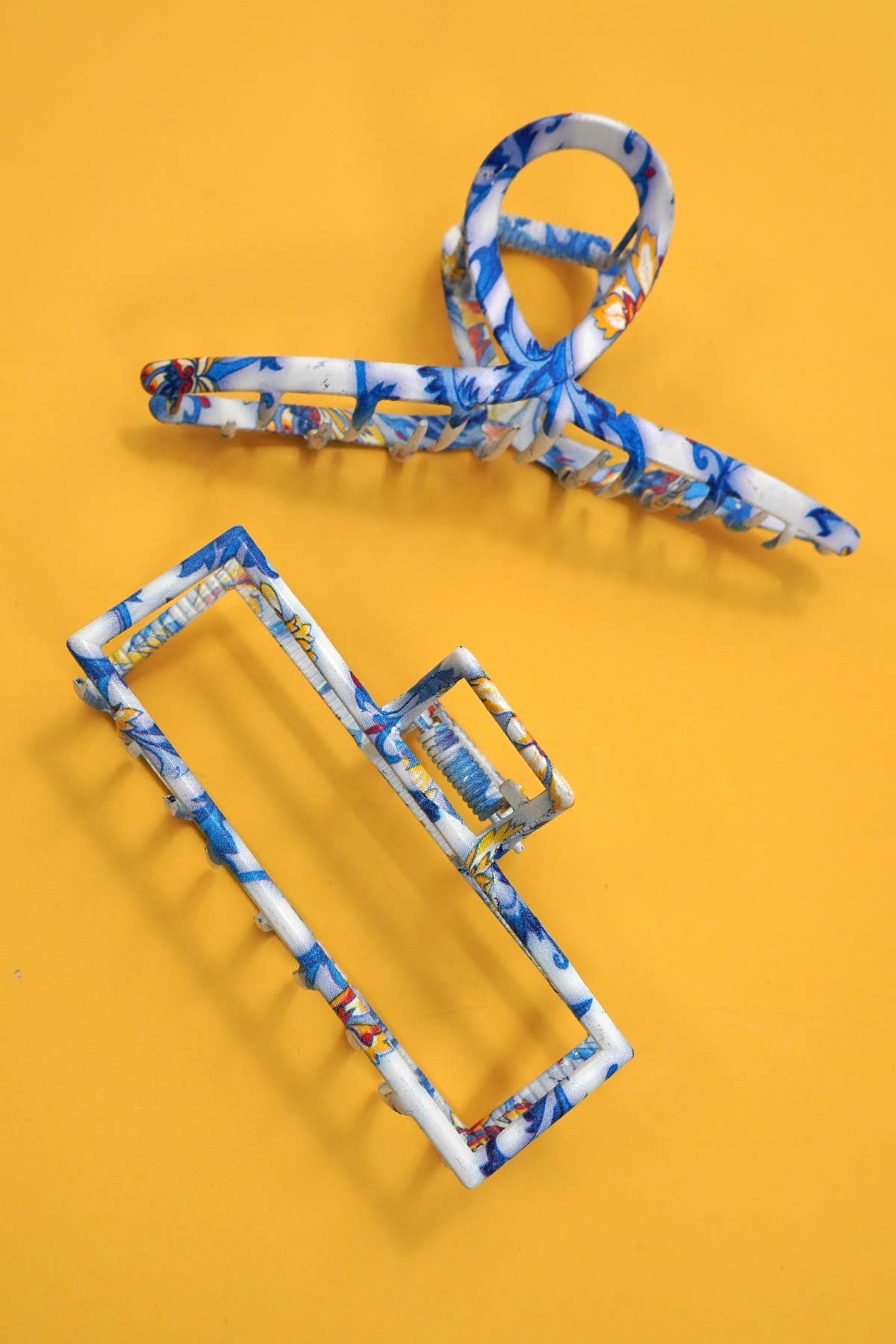 VINTAGE TOILE PATTERN PORCELAIN HAIR CLAW CLIPS | 40H914